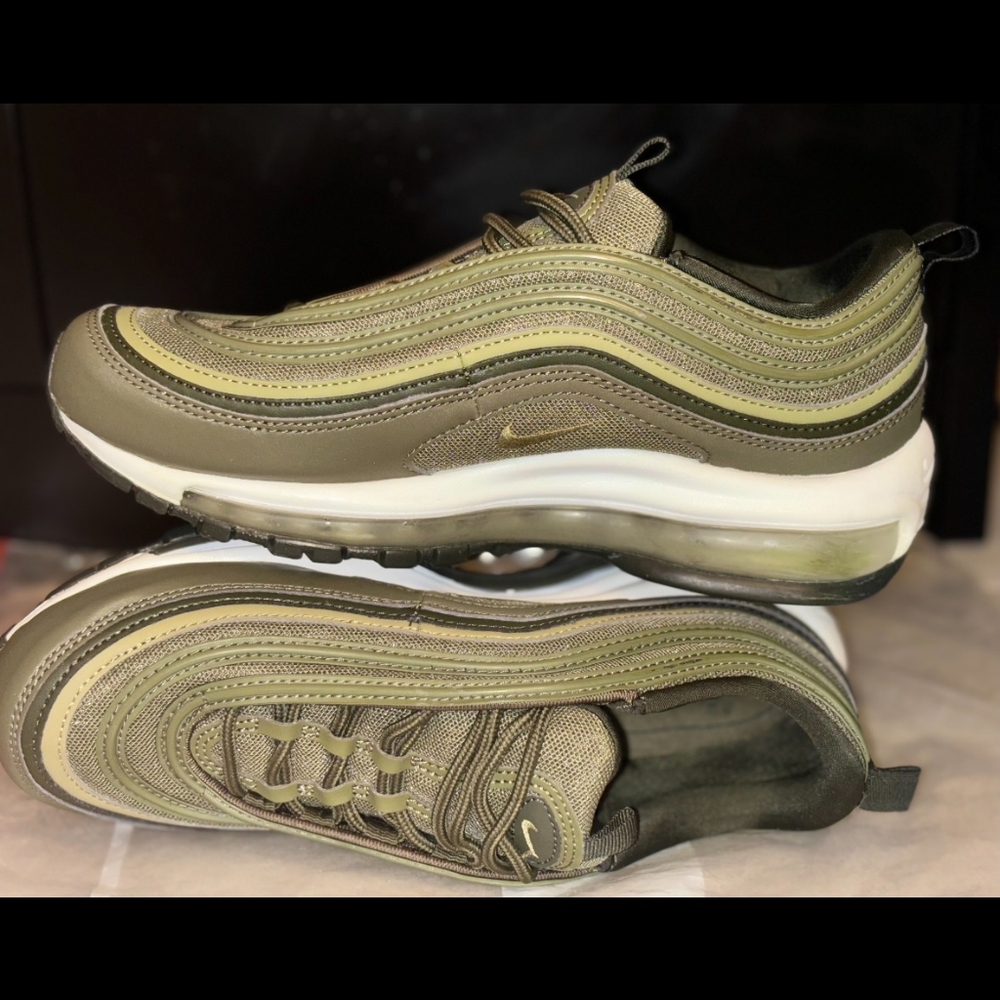 Nike Green Sneakers Sleek Design Modern Style